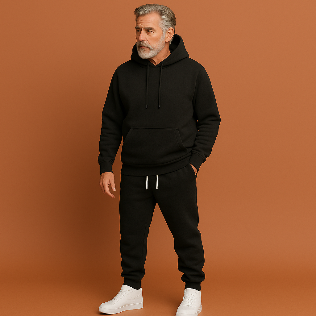 Zwart heren trainingspak met hoodie en tapered joggers, geschikt voor casual outfits en dagelijks gebruik.