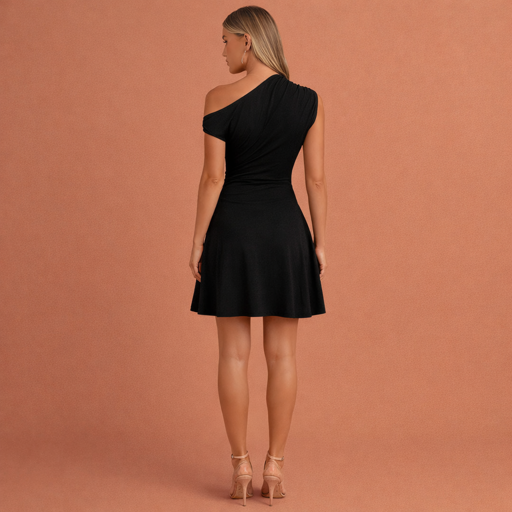 Zwarte asymmetrische mini-jurk voor dames met een elegante en tijdloze uitstraling, perfect voor feestelijke en formele gelegenheden.