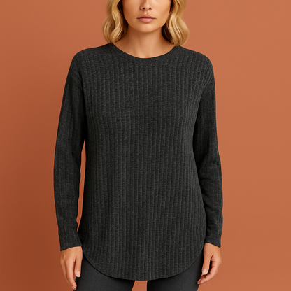 Zwarte damestrui met moderne pasvorm en stijlvolle uitstraling, zacht en ideaal voor koude dagen en casual outfits.