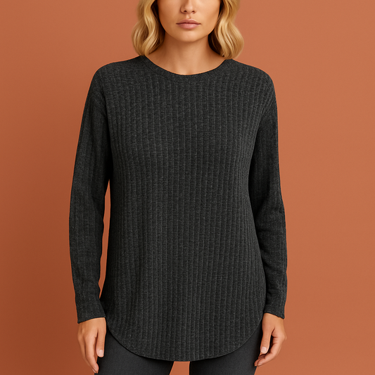 Zwarte damestrui met moderne pasvorm en stijlvolle uitstraling, zacht en ideaal voor koude dagen en casual outfits.