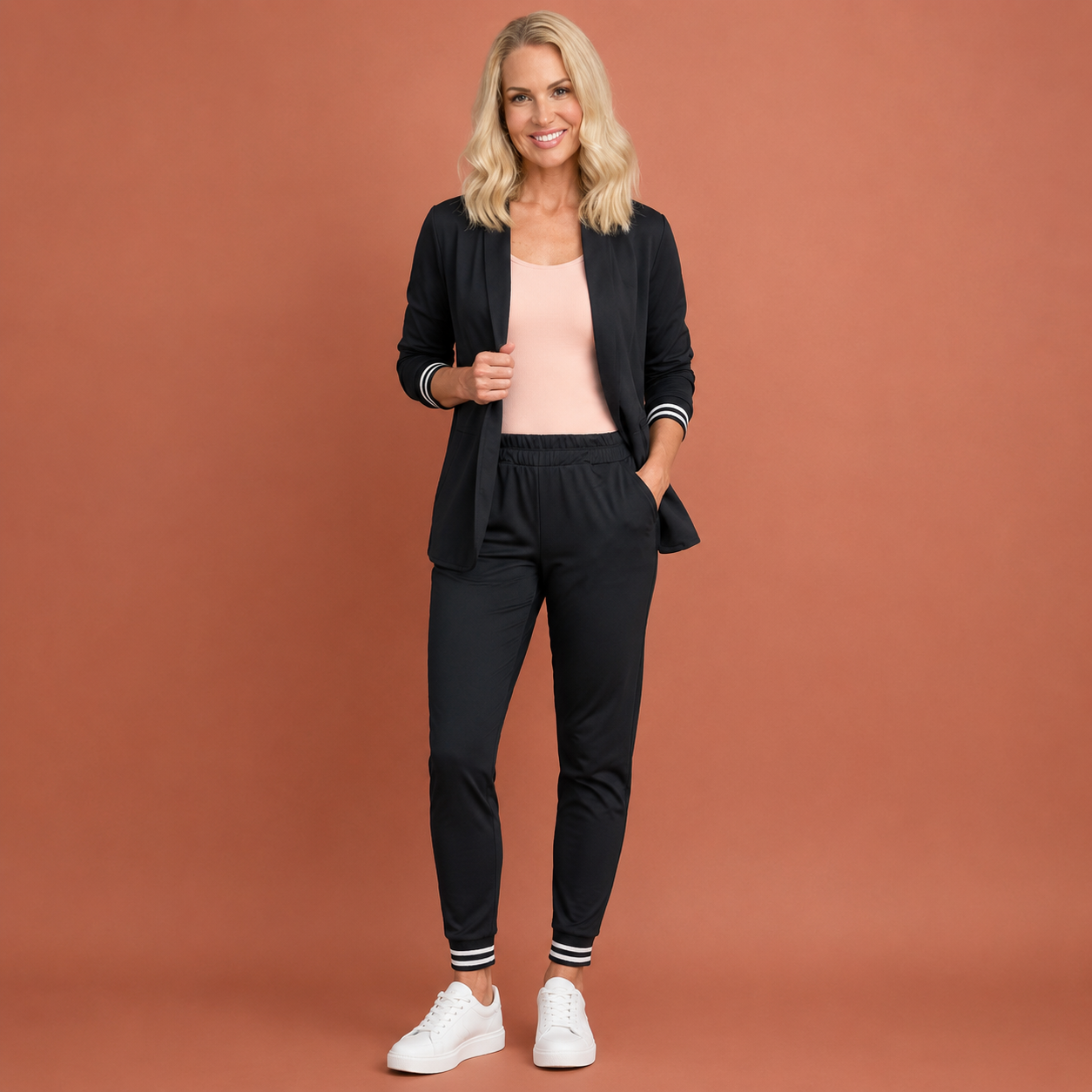 Dames blazer en broek set in zwart met minimalistisch design, zacht en comfortabel voor casual en stijlvolle outfits.