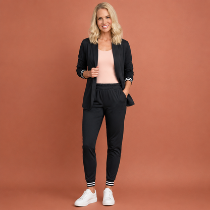 Dames blazer en broek set in zwart met minimalistisch design, zacht en comfortabel voor casual en stijlvolle outfits.
