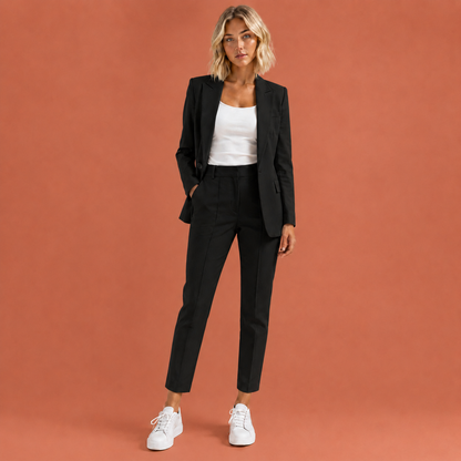 Dames blazer set in zwart met minimalistisch design, zacht en comfortabel voor casual en stijlvolle outfits.