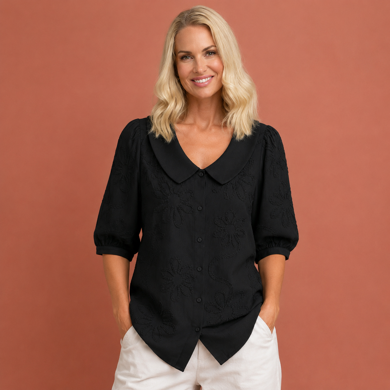 Dames bloemen blouse in zwart met minimalistisch design, zacht en comfortabel voor casual en stijlvolle outfits.