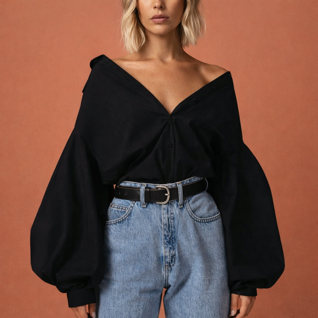 Dames blouse in zwart met minimalistisch design, zacht en comfortabel voor casual en stijlvolle outfits.