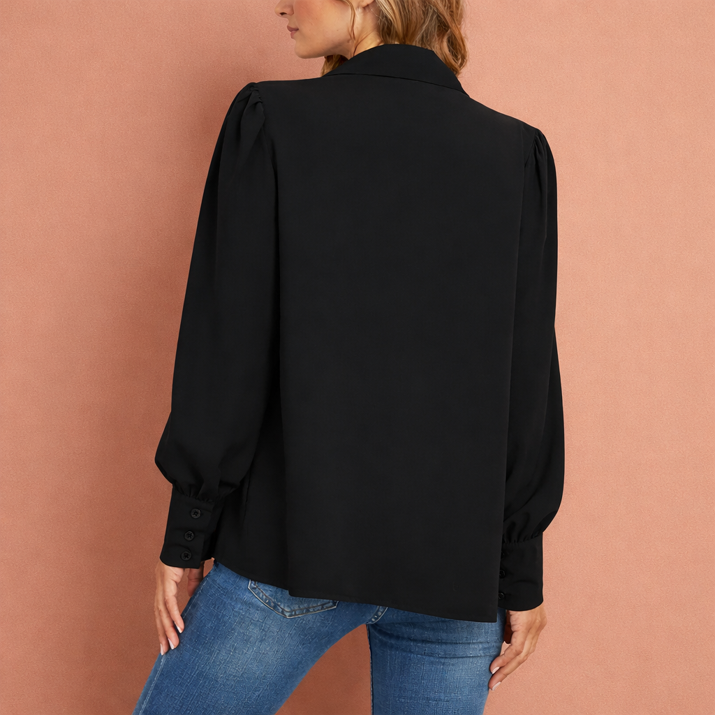 Dames blouse in zwart met minimalistisch design, zacht en comfortabel voor casual en stijlvolle outfits.