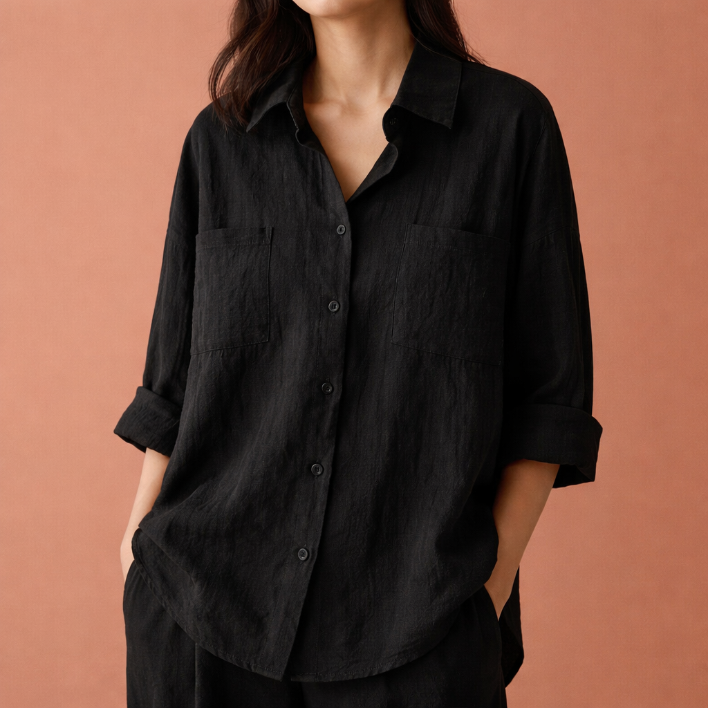 Dames blouse in zwart met minimalistisch design, zacht en comfortabel voor casual en stijlvolle outfits.