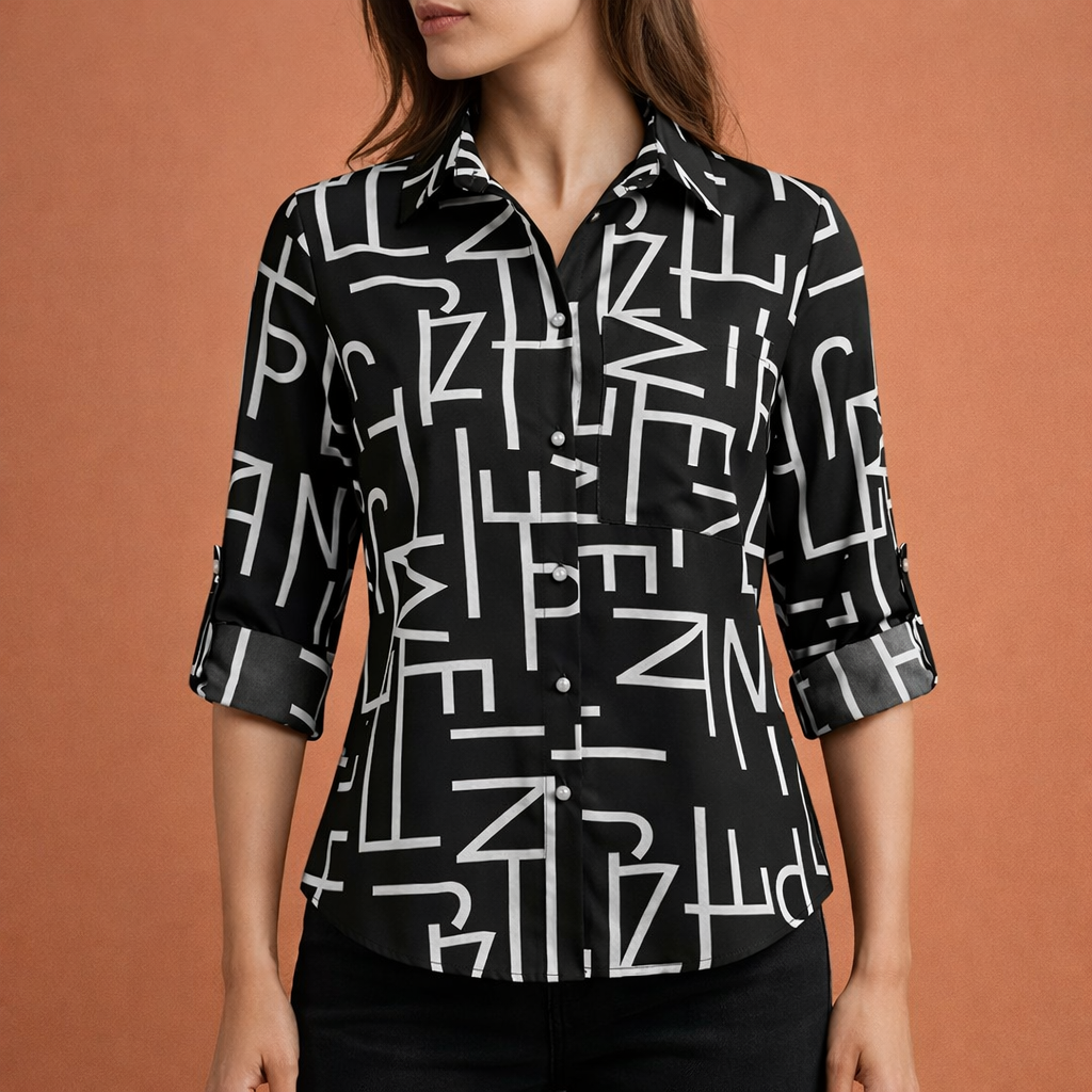 Dames blouse in zwart met minimalistisch design, zacht en comfortabel voor casual en stijlvolle outfits.