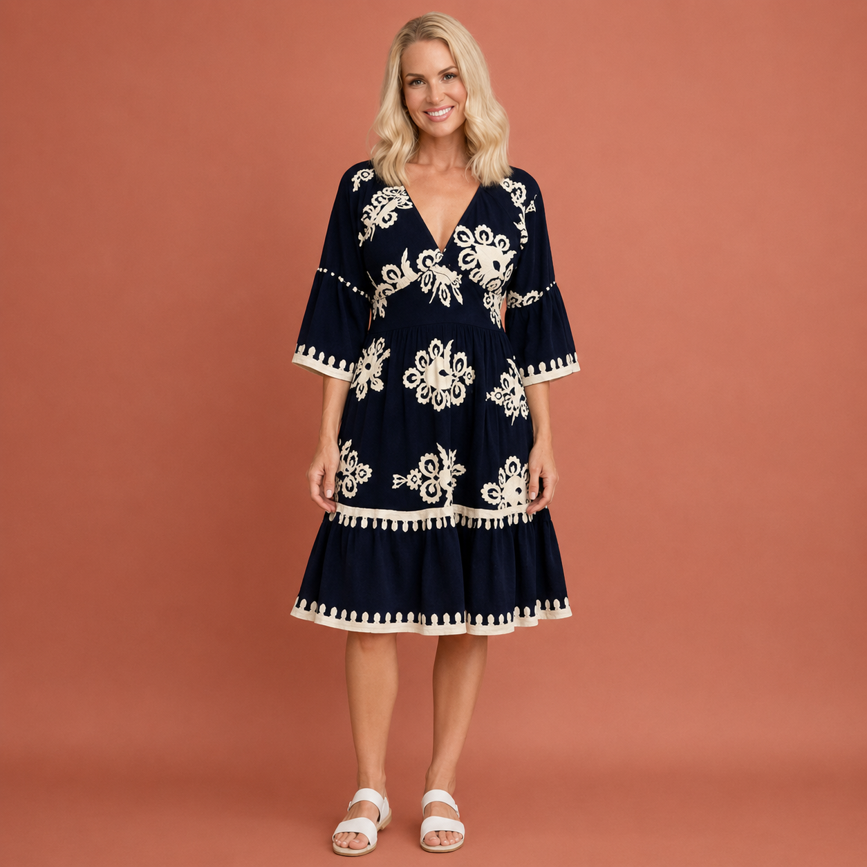 Dames bohemian maxi-jurk in zwart met minimalistisch design, zacht en comfortabel voor casual en stijlvolle outfits.