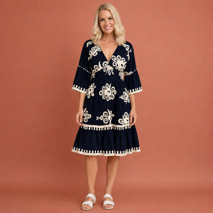 Dames bohemian maxi-jurk in zwart met minimalistisch design, zacht en comfortabel voor casual en stijlvolle outfits.