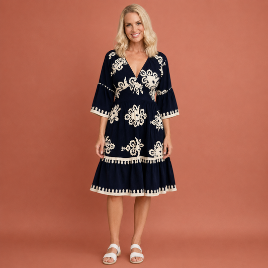Dames bohemian maxi-jurk in zwart met minimalistisch design, zacht en comfortabel voor casual en stijlvolle outfits.