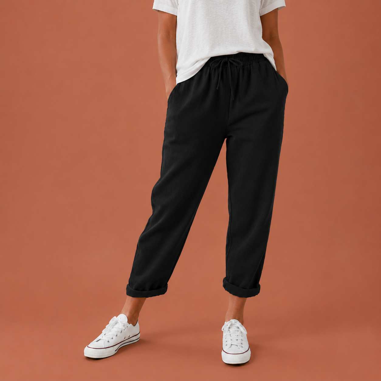 Dames broek in zwart met minimalistisch design, zacht en comfortabel voor casual en stijlvolle outfits.