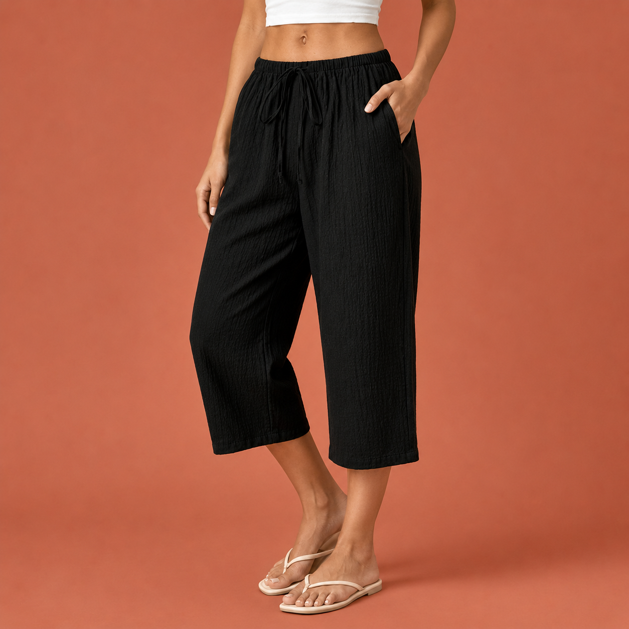Dames cropped broek in zwart met minimalistisch design, zacht en comfortabel voor casual en stijlvolle outfits.