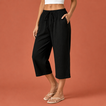 Dames cropped broek in zwart met minimalistisch design, zacht en comfortabel voor casual en stijlvolle outfits.