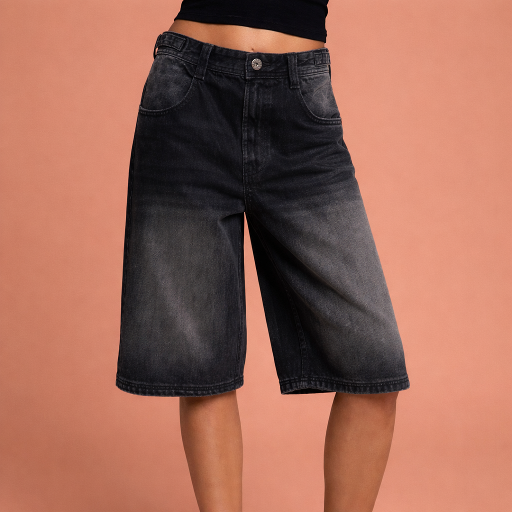 Dames denim shorts in zwart met minimalistisch design, zacht en comfortabel voor casual en stijlvolle outfits.