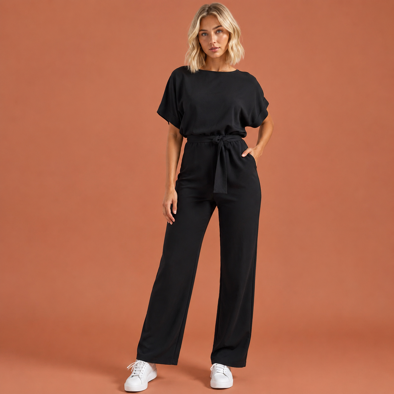 Dames jumpsuit in zwart met minimalistisch design, zacht en comfortabel voor casual en stijlvolle outfits.