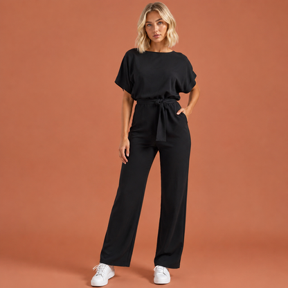 Dames jumpsuit in zwart met minimalistisch design, zacht en comfortabel voor casual en stijlvolle outfits.