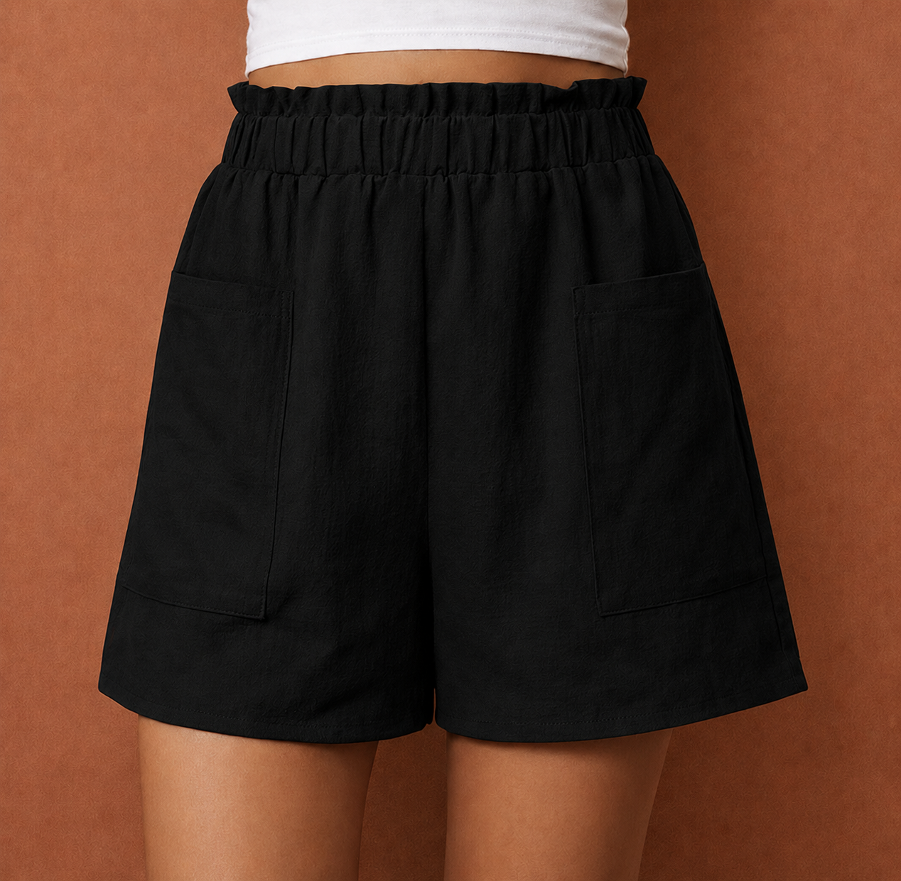 Dames linnen shorts in zwart met minimalistisch design, zacht en comfortabel voor casual en stijlvolle outfits.
