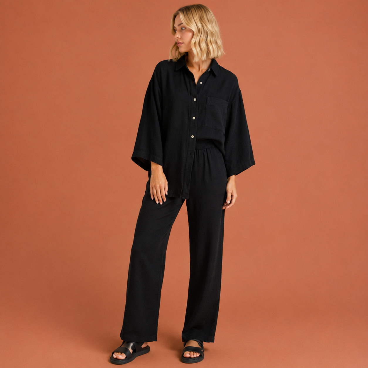 Dames linnen zomer set in zwart met minimalistisch design, zacht en comfortabel voor casual en stijlvolle outfits.