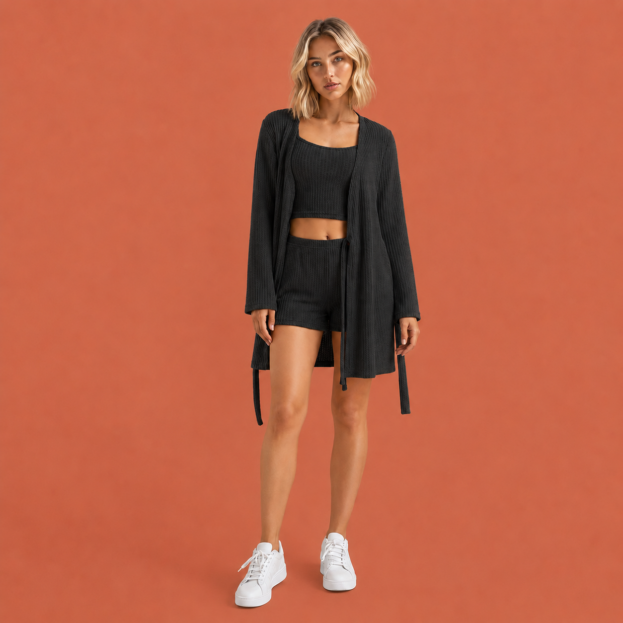 Dames loungewear set in zwart met minimalistisch design, zacht en comfortabel voor casual en stijlvolle outfits.