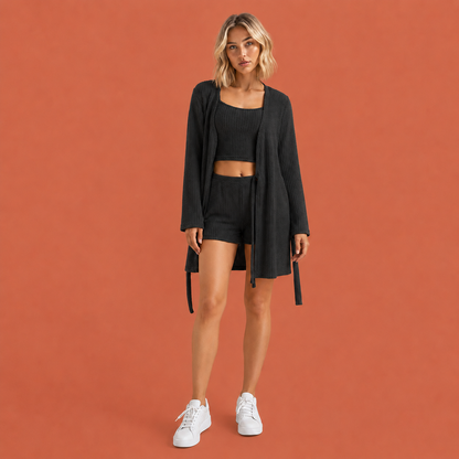 Dames loungewear set in zwart met minimalistisch design, zacht en comfortabel voor casual en stijlvolle outfits.
