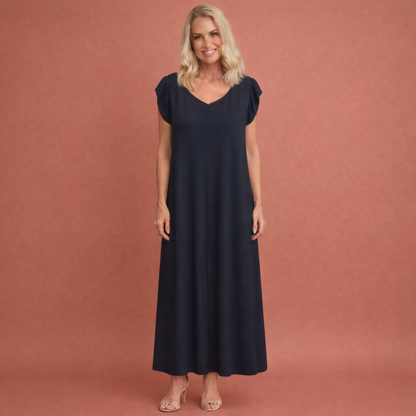 Dames maxi jurk in black met minimalistisch design, zacht en comfortabel voor casual en stijlvolle outfits.