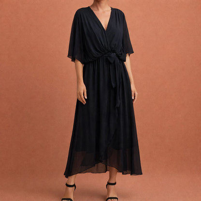 Dames maxi jurk in zwart met minimalistisch design, zacht en comfortabel voor casual en stijlvolle outfits.