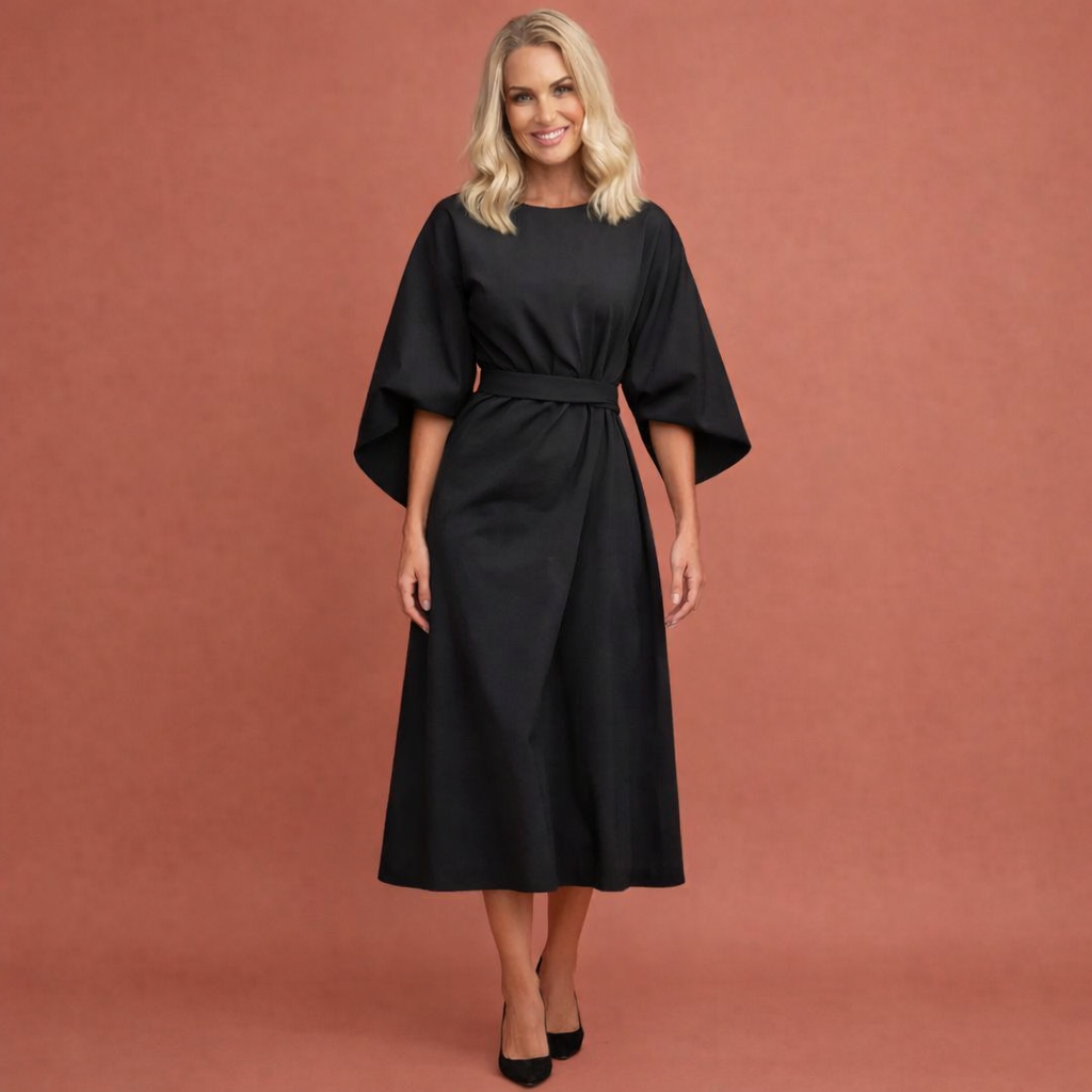 Dames maxi jurk in zwart met minimalistisch design, zacht en comfortabel voor casual en stijlvolle outfits.