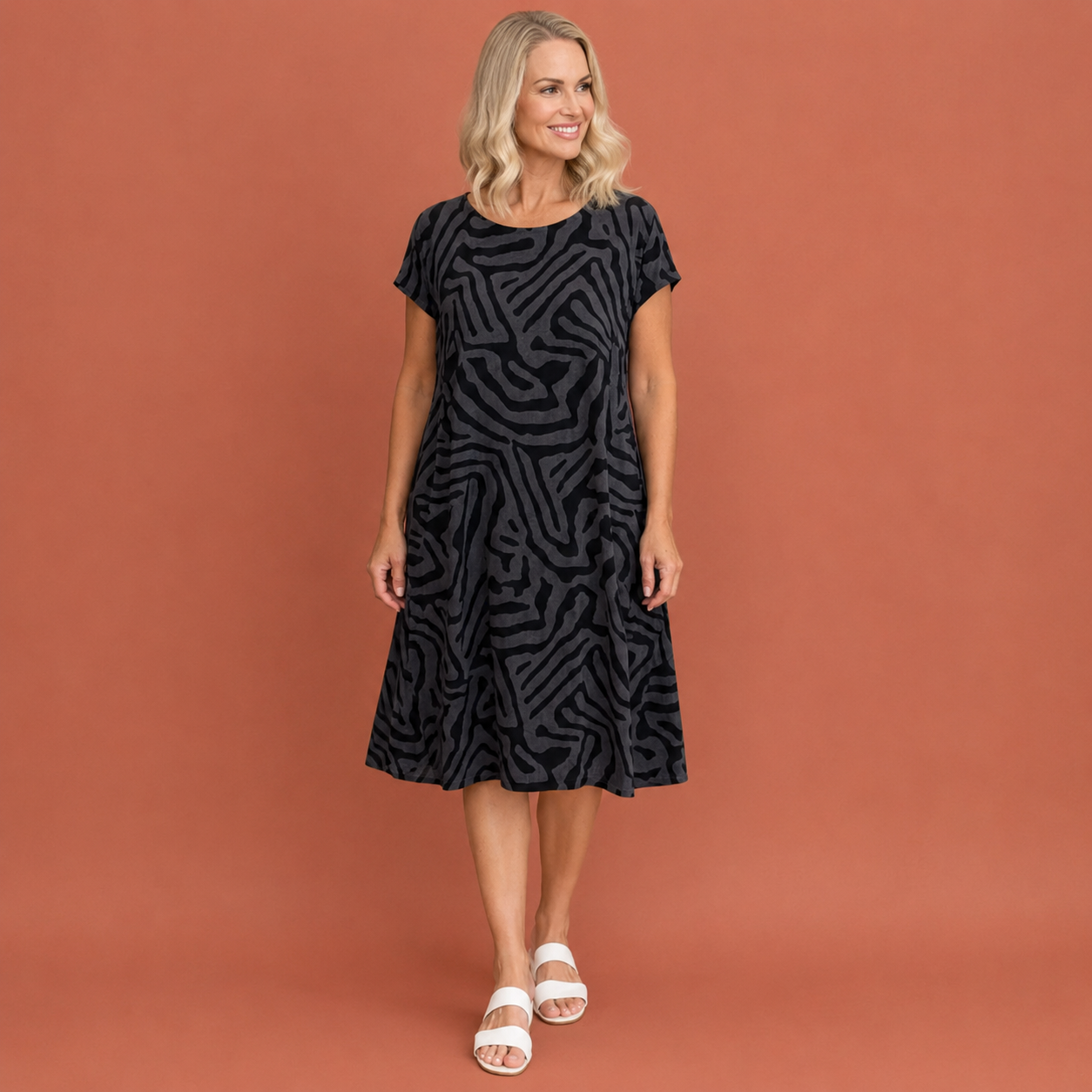 Dames midi jurk in zwart met minimalistisch design, zacht en comfortabel voor casual en stijlvolle outfits.
