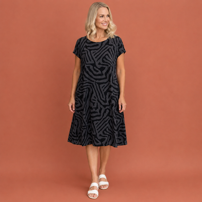 Dames midi jurk in zwart met minimalistisch design, zacht en comfortabel voor casual en stijlvolle outfits.
