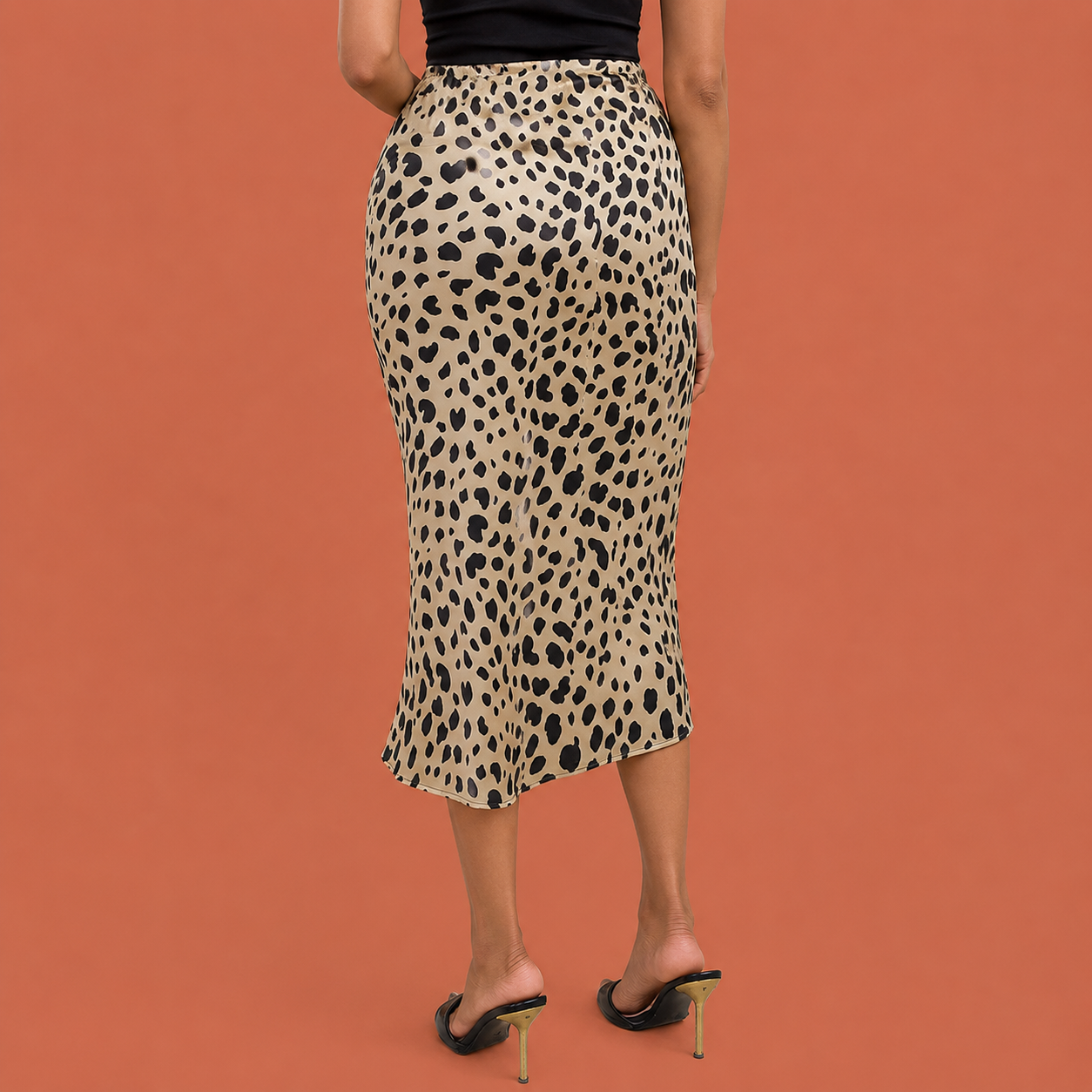 Dames midi rok in zwart met leopard print, zacht en comfortabel voor casual en stijlvolle outfits.