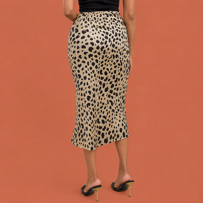 Dames midi rok in zwart met leopard print, zacht en comfortabel voor casual en stijlvolle outfits.