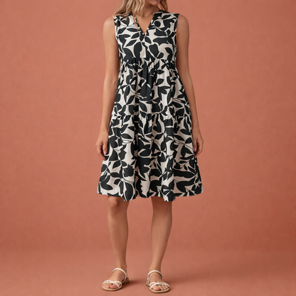 Dames midi zomerjurk in zwart met minimalistisch design, zacht en comfortabel voor casual en stijlvolle outfits.