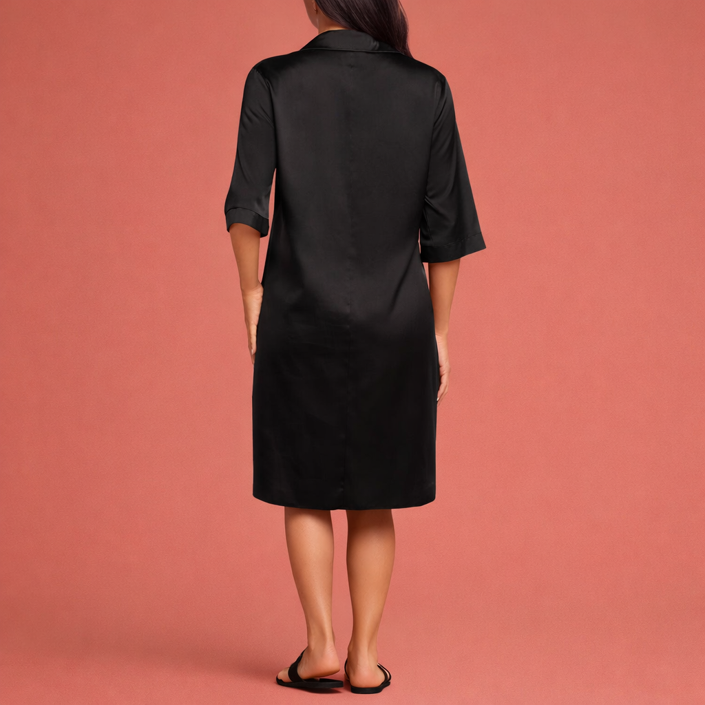 Dames slaapjurk in zwart met minimalistisch design, zacht en comfortabel voor casual en stijlvolle outfits.