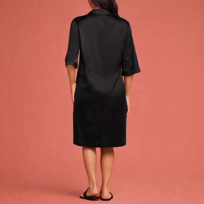 Dames slaapjurk in zwart met minimalistisch design, zacht en comfortabel voor casual en stijlvolle outfits.