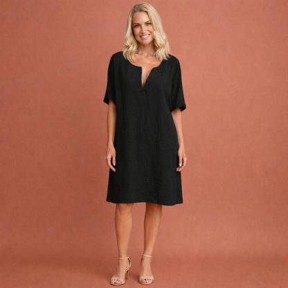 Dames tunic jurk in zwart met minimalistisch design, zacht en comfortabel voor casual en stijlvolle outfits.