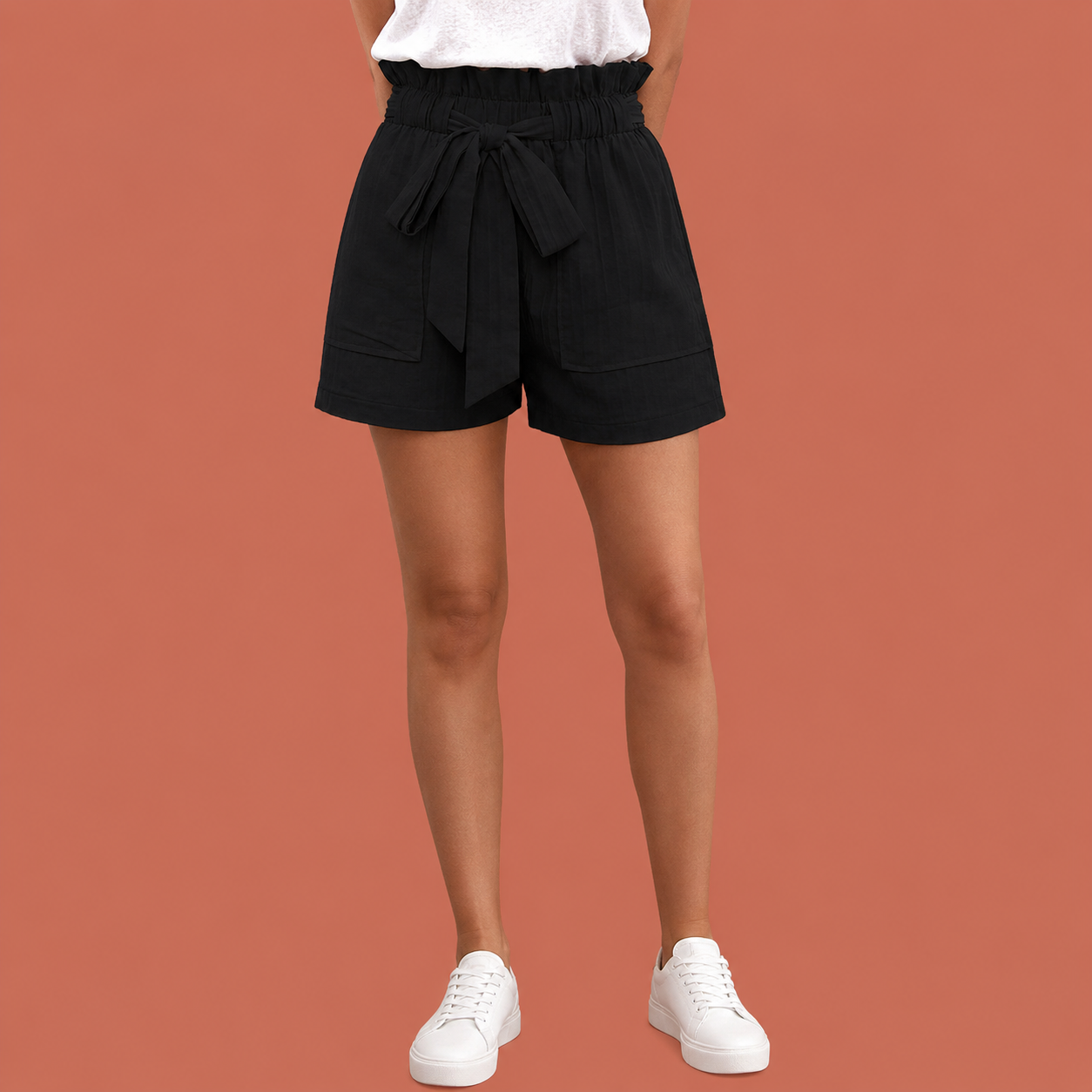 Dames paperbag short in zwart met minimalistisch design, zacht en comfortabel voor casual en stijlvolle outfits