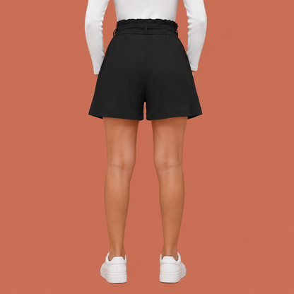Dames paperbag short in zwart met minimalistisch design, zacht en comfortabel voor casual en stijlvolle outfits.