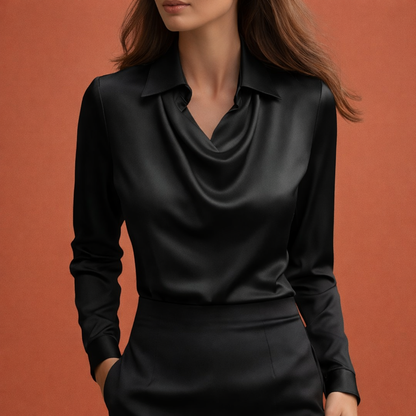 Dames satijnen blouse in zwart met draperende kraag, zacht en comfortabel voor stijlvolle en casual outfits.