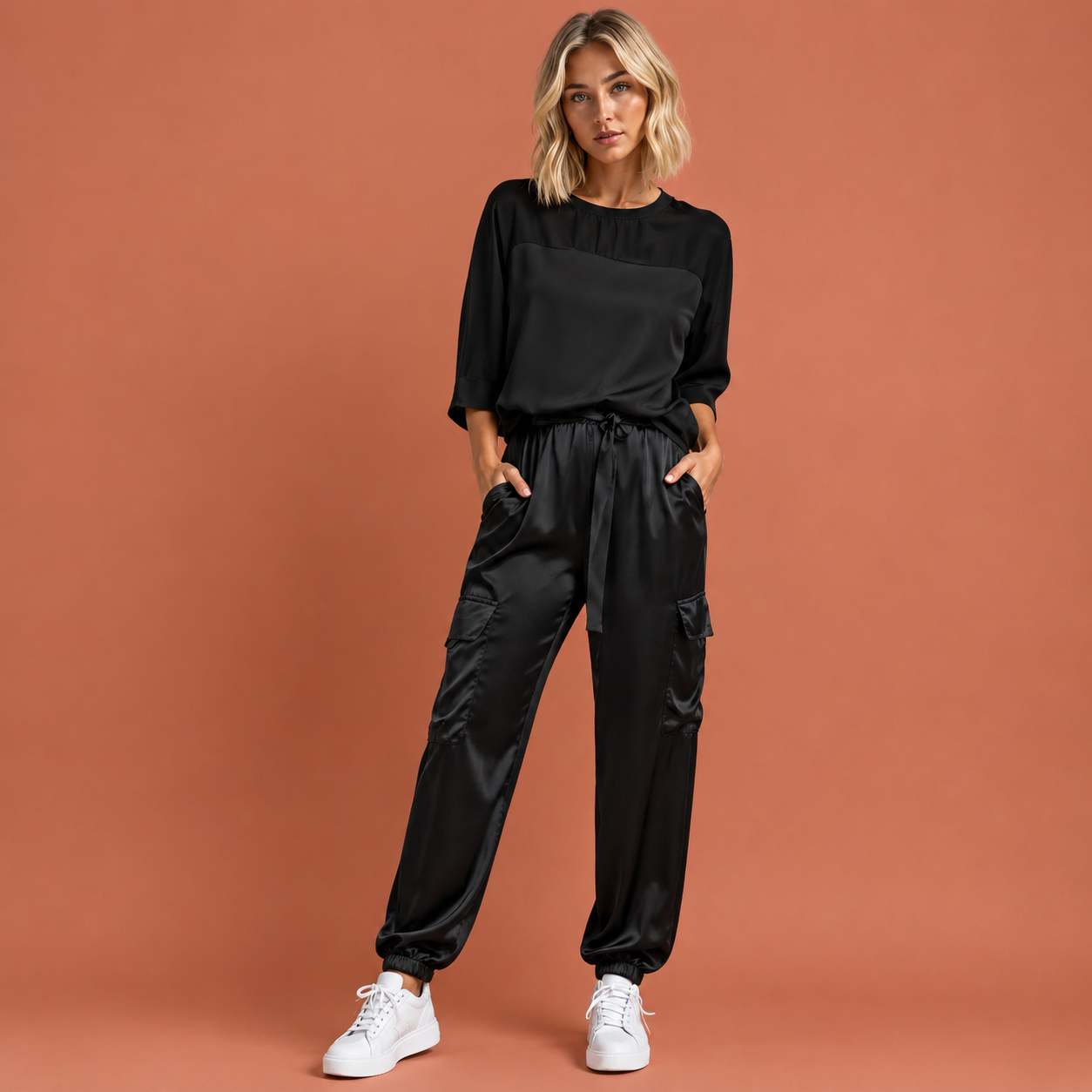 Dames satijnen set in zwart met minimalistisch design, zacht en comfortabel voor casual en stijlvolle outfits.