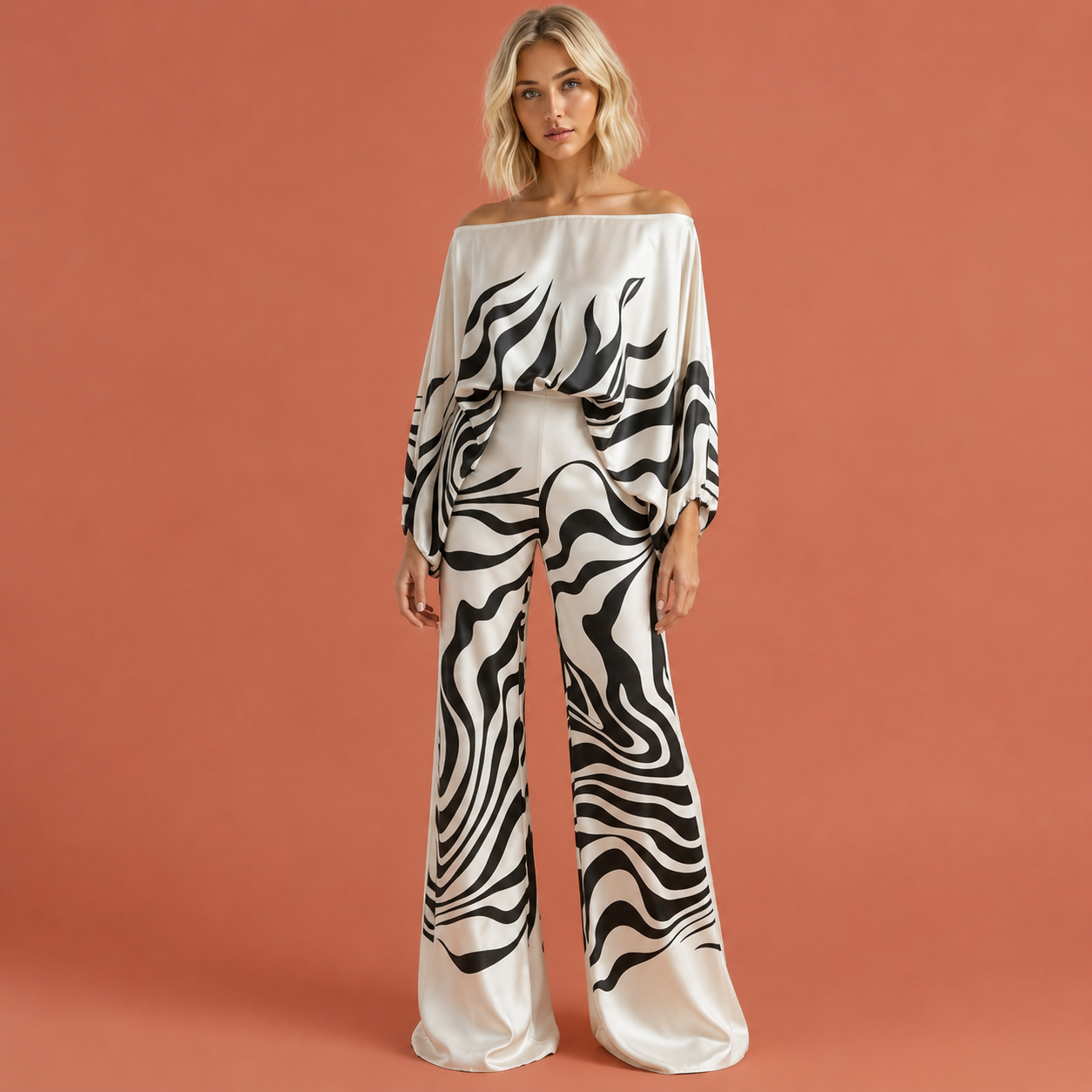Dames satijnen tweedelige set in zwart met minimalistisch design, zacht en comfortabel voor casual en stijlvolle outfits.