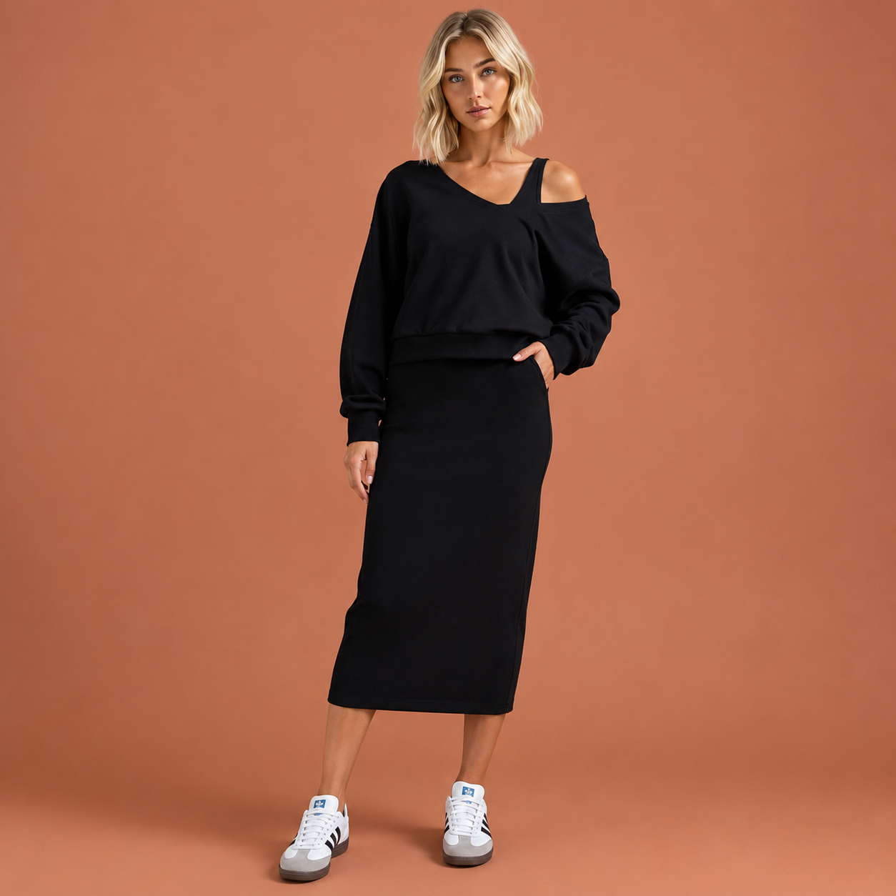 Dames set in zwart met minimalistisch design, zacht en comfortabel voor casual en stijlvolle outfits.