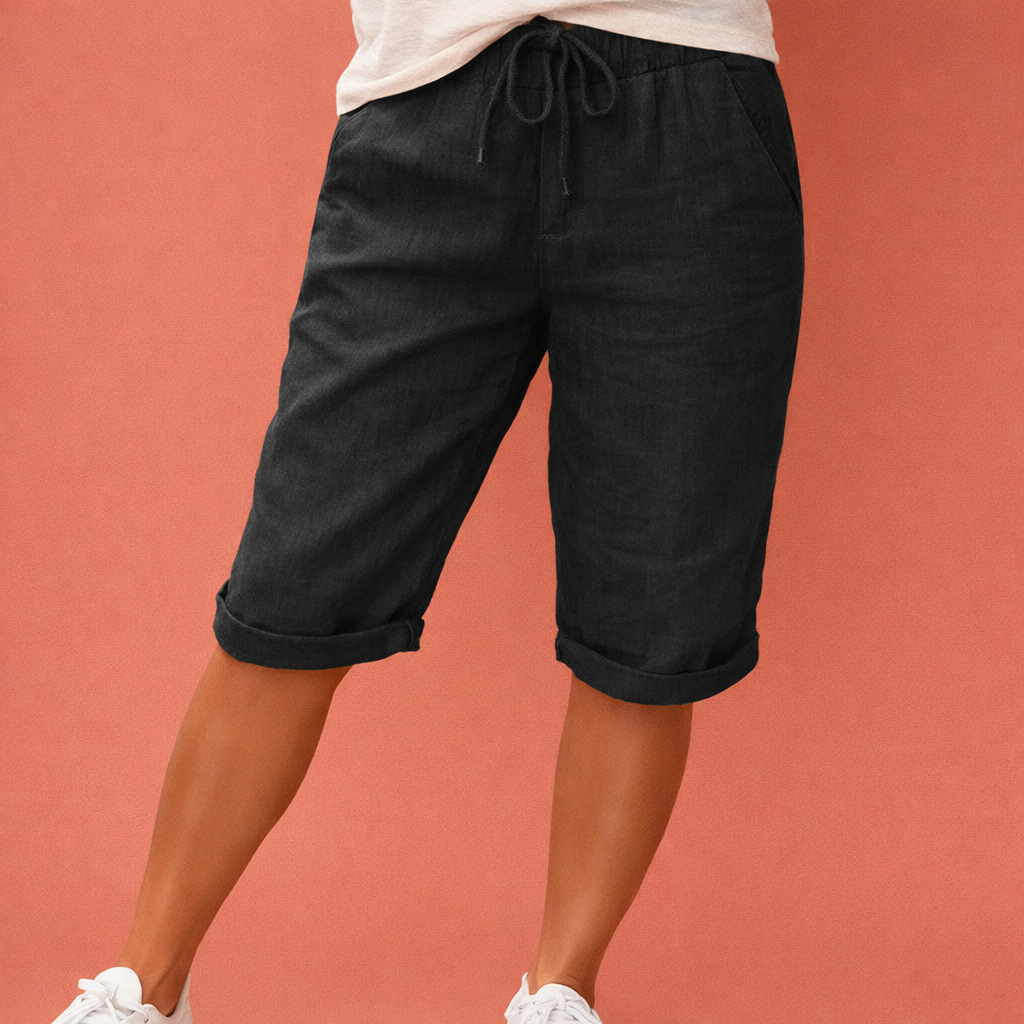 Dames shorts in zwart met minimalistisch design, zacht en comfortabel voor casual en stijlvolle outfits.