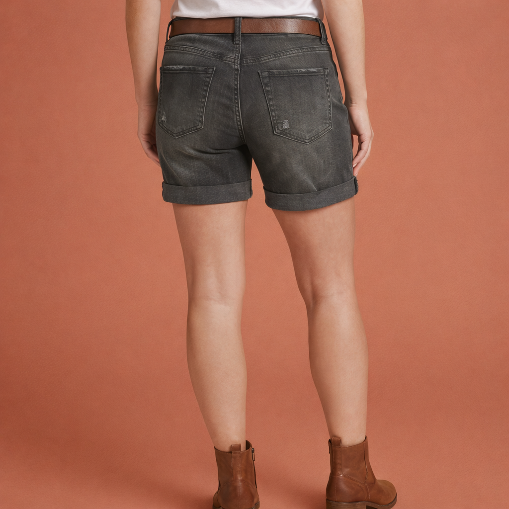 Dames shorts in zwart met minimalistisch design, zacht en comfortabel voor casual en stijlvolle outfits.