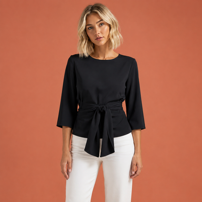 Dames top in zwart met minimalistisch design, zacht en comfortabel voor casual en stijlvolle outfits.