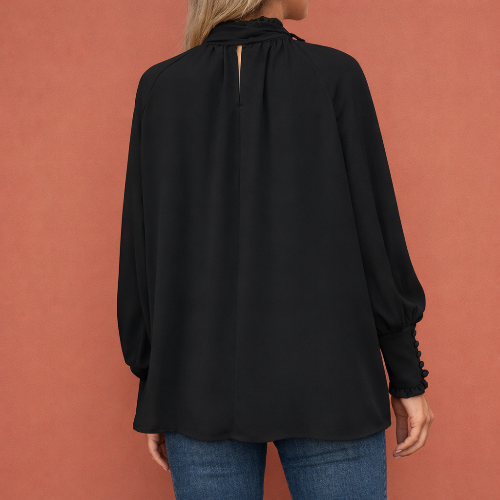 Dames blouse in zwart met minimalistisch design, zacht en comfortabel voor casual en stijlvolle outfits.