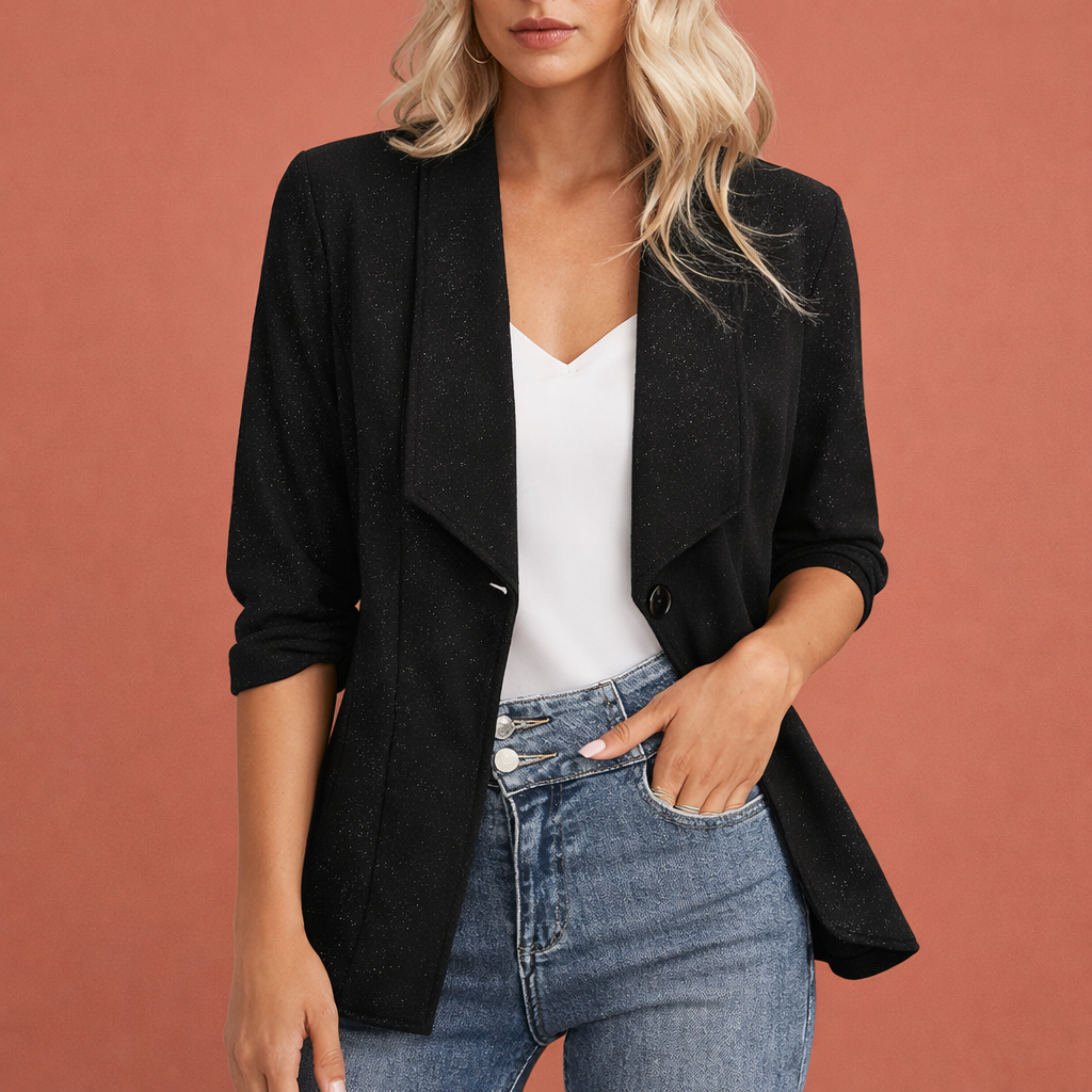 Zwarte elegante blazer voor dames met subtiele glans en vrouwelijke pasvorm, ideaal voor feestelijke en chique gelegenheden.