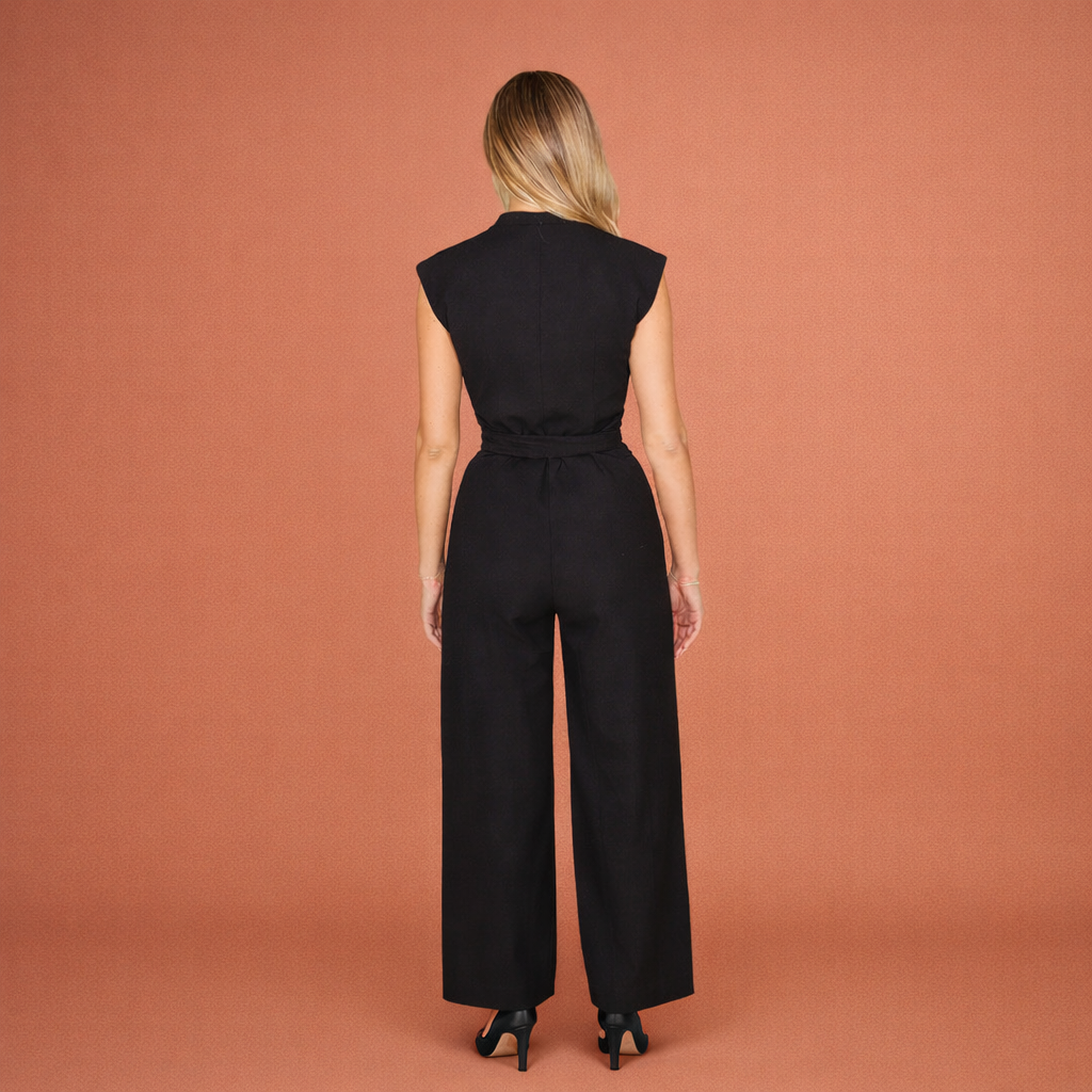 Zwarte elegante jumpsuit voor dames met V-hals en flatterende pasvorm, geschikt voor feestelijke gelegenheden.