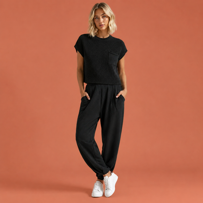 Dames gebreide set in zwart met minimalistisch design, zacht en comfortabel voor casual en stijlvolle outfits.