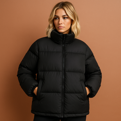 Zwarte dames winterjas met gewatteerd design en elegante pasvorm, perfect voor koude dagen en stijlvolle winterlooks.